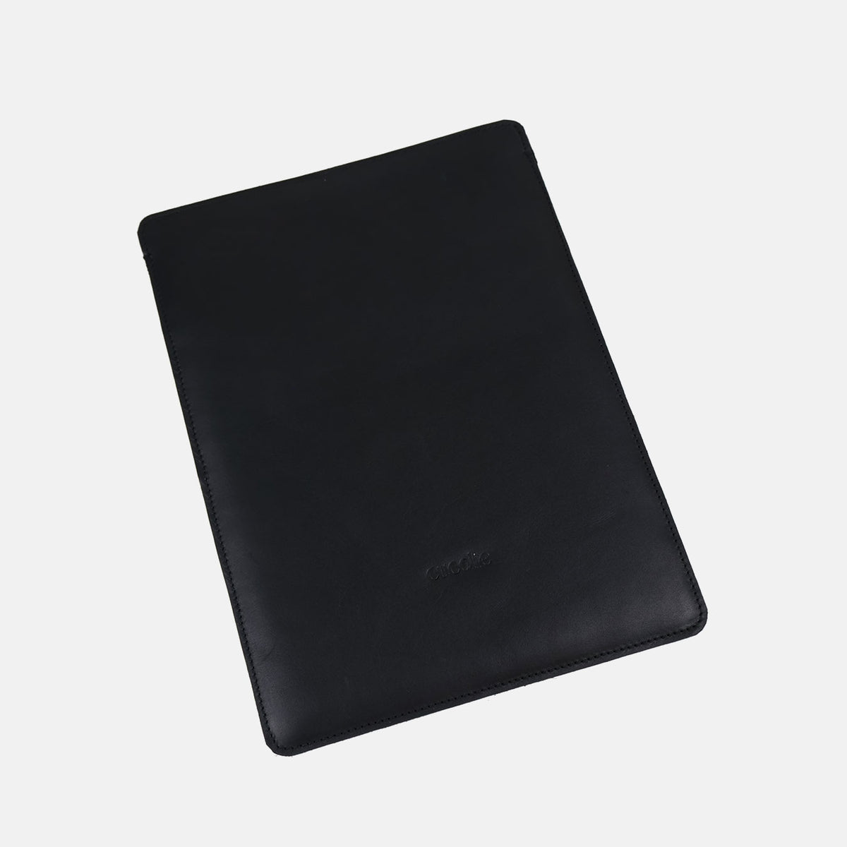 Funda de piel para Mac en color negro, vista frontal