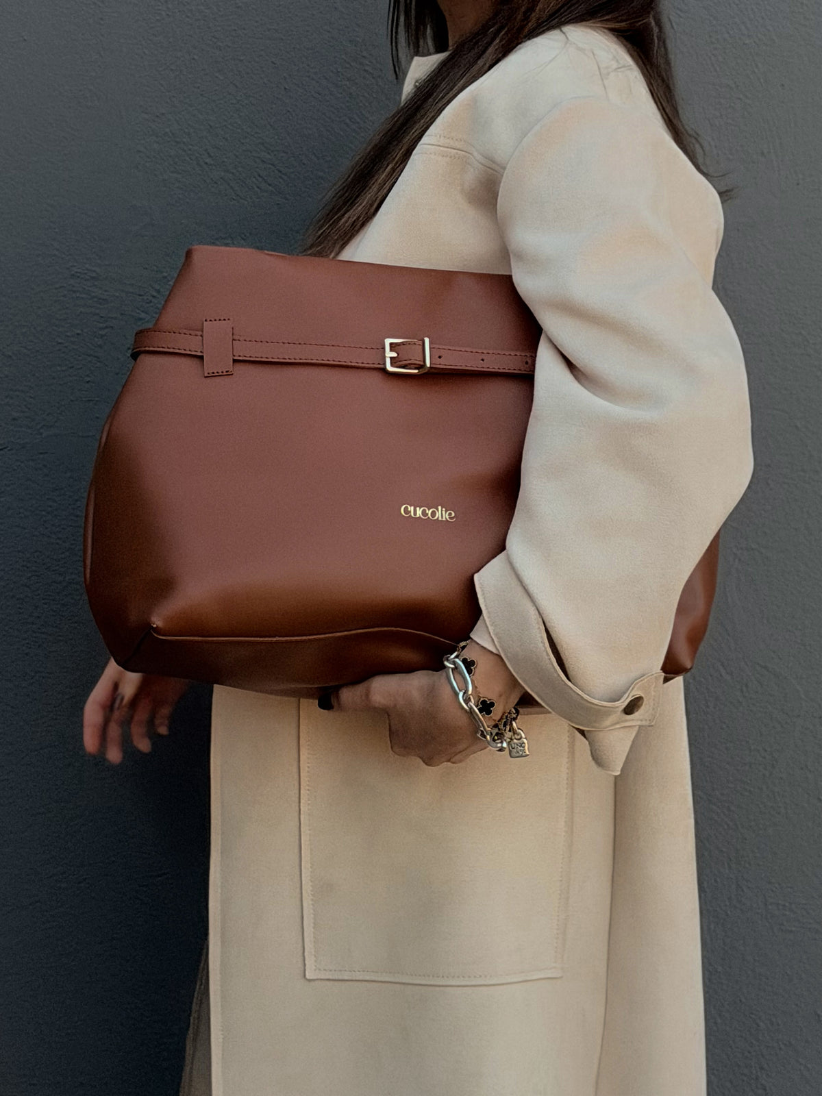 Bolso Cuco Maxi de piel color cuero llevado bajo el brazo — Cucolie