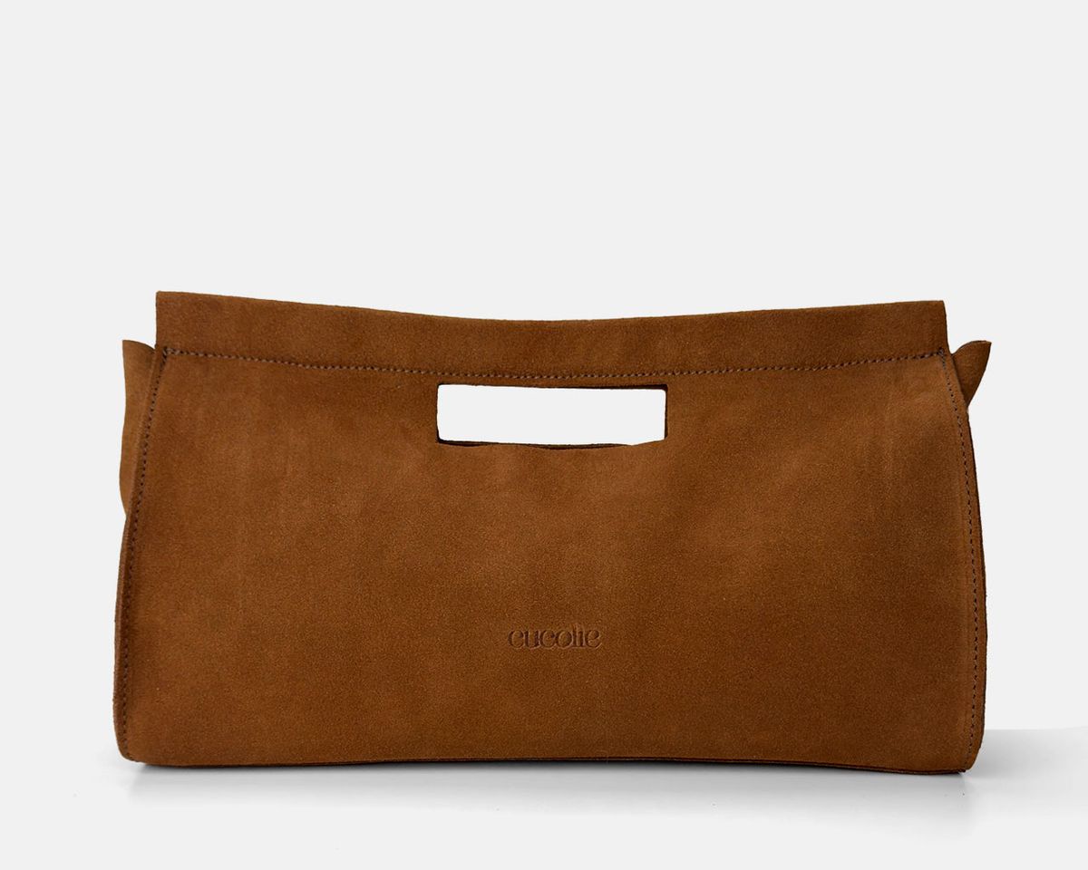Cuco mano medium de serraje en color camel, de frente