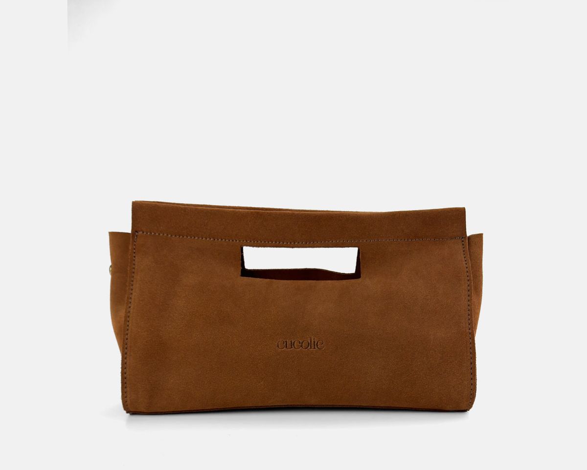 Cuco mano small de serraje en color camel, de frente