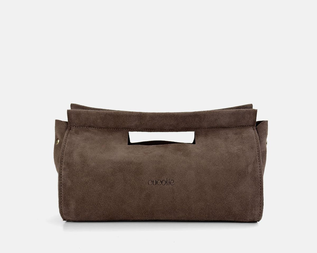 Cuco mano small de serraje en color taupe, de frente