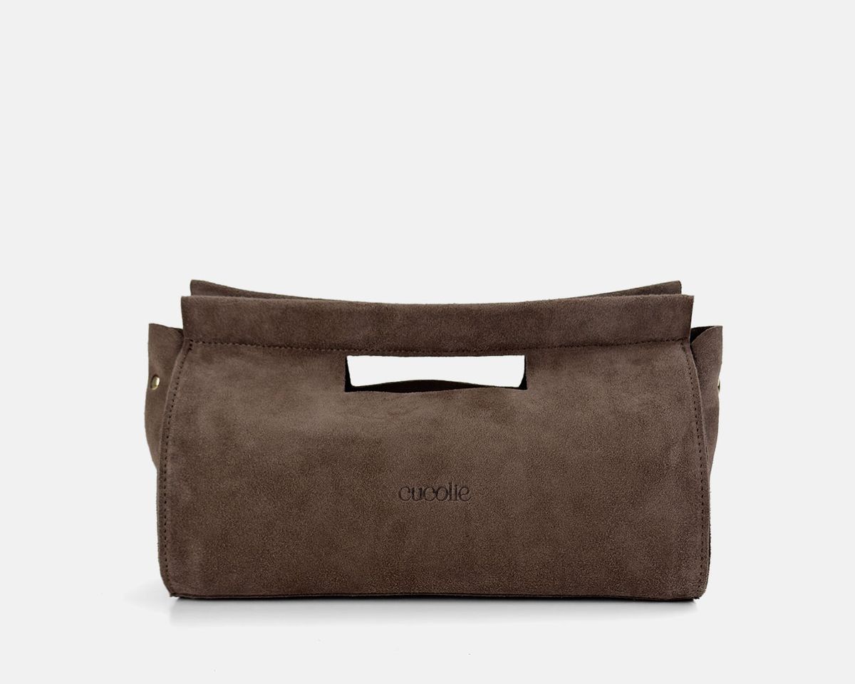 Cuco mano small de serraje en color taupe, de frente