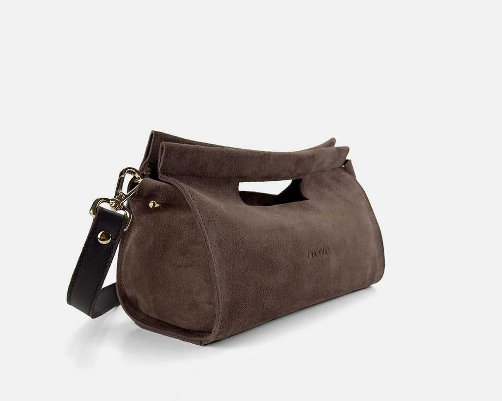 Cuco mano small taupe de lado, con la correa larga