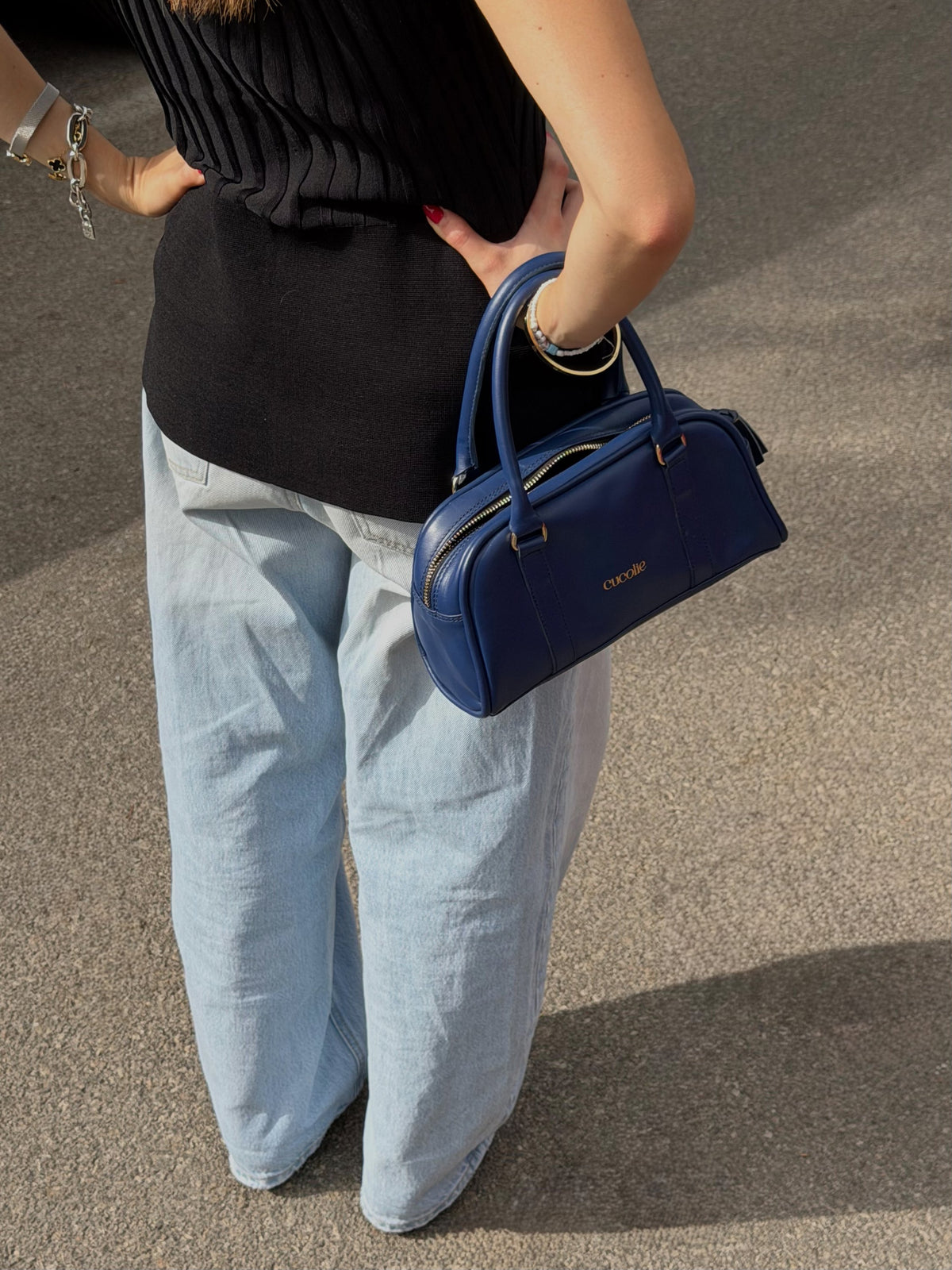 Bolso Bowlie mini de piel azul marino en la mano — Cucolie, hecho a mano en Vic