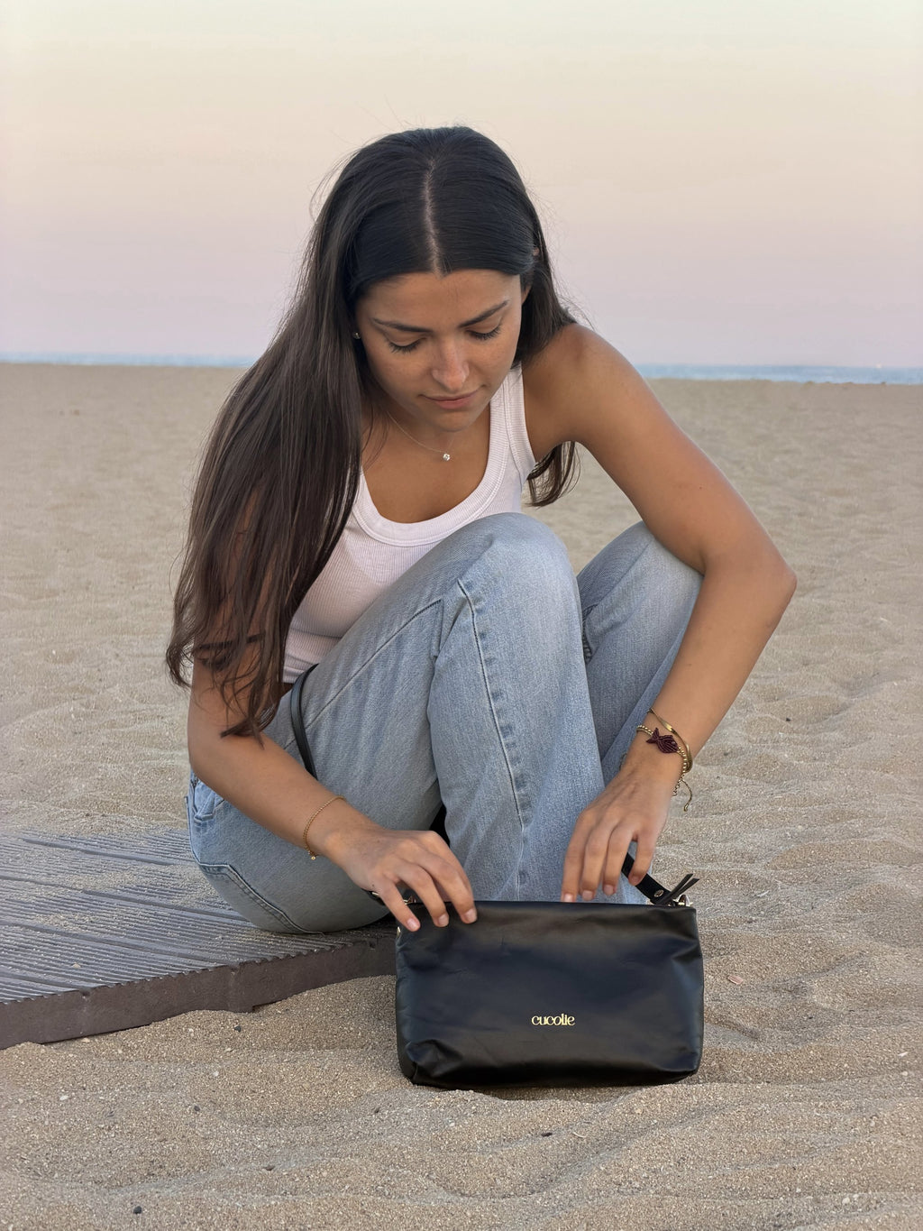 Bolso Cairo negro sobre la arena, detalle — Cucolie