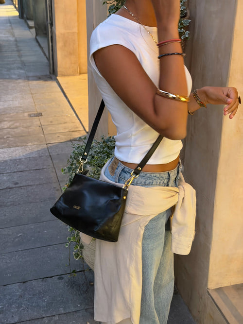 Bolso Cairo negro cruzado, detalle en la cadera — Cucolie