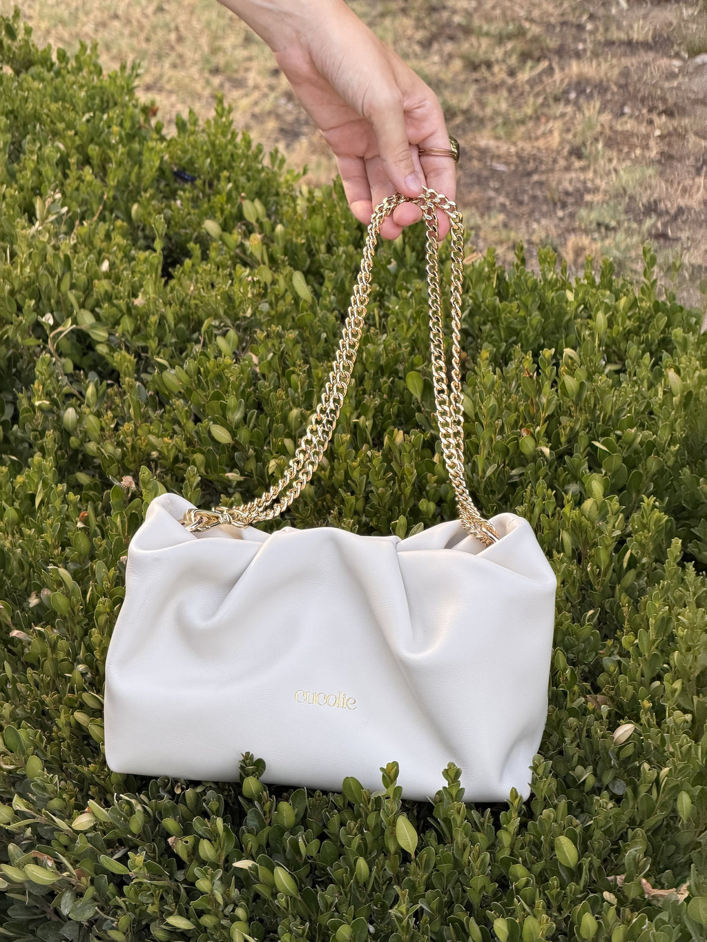Bolso Capri de piel blanca con cadena dorada, detalle del fruncido — Cucolie, hecho a mano en Vic