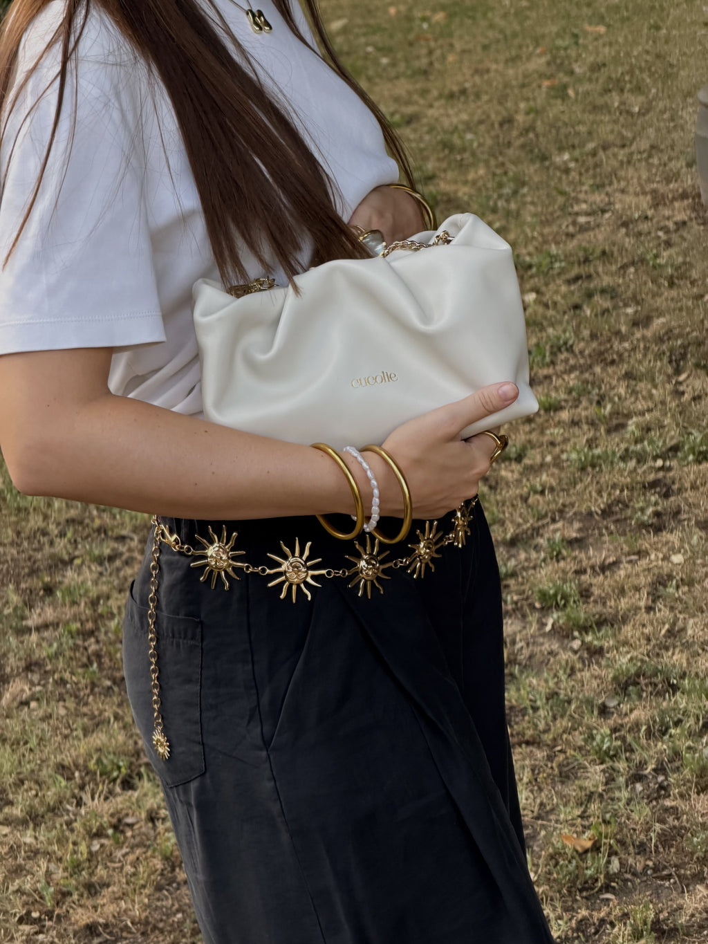 Bolso Capri blanco en las manos — Cucolie, hecho a mano en Vic