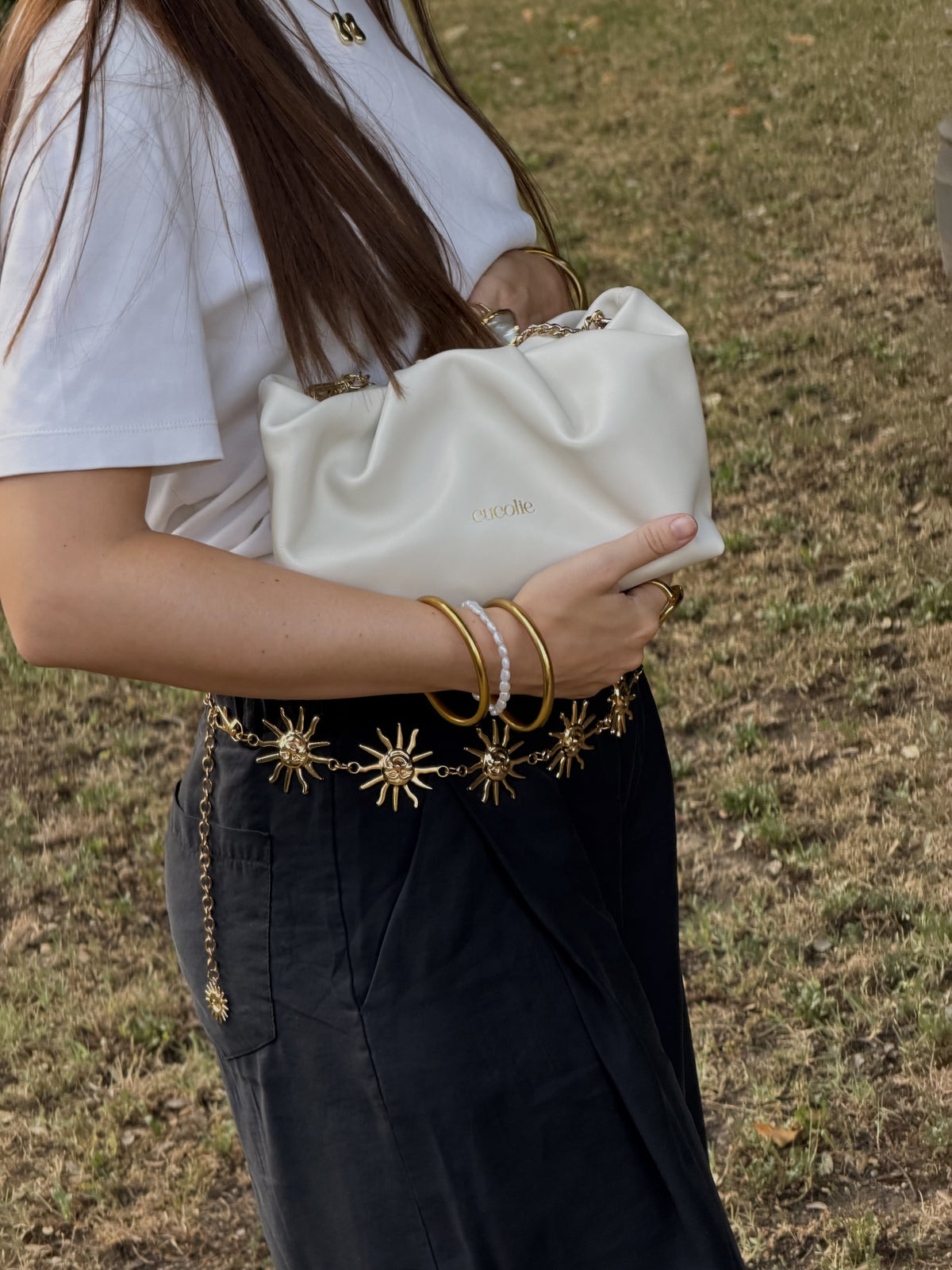 Bolso Capri blanco en las manos — Cucolie, hecho a mano en Vic
