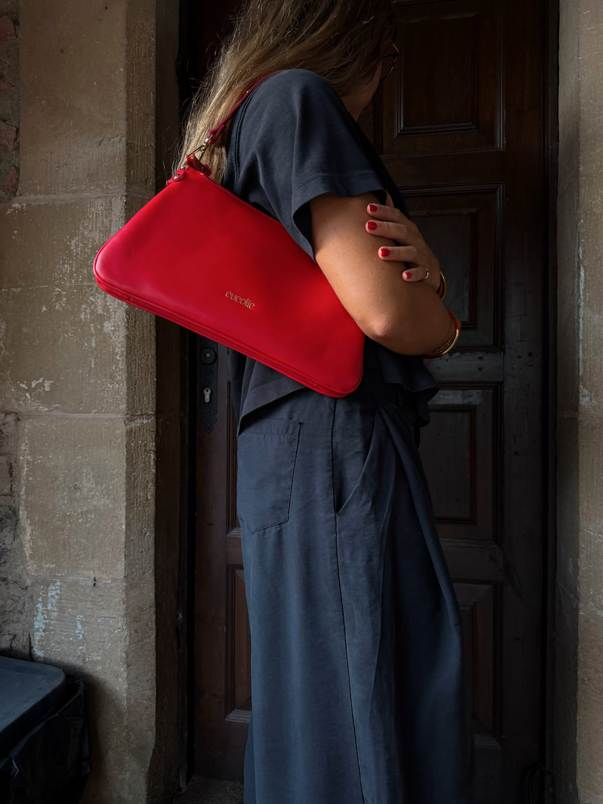 Bolso Colin de piel roja llevado al hombro — Cucolie, hecho a mano en Vic