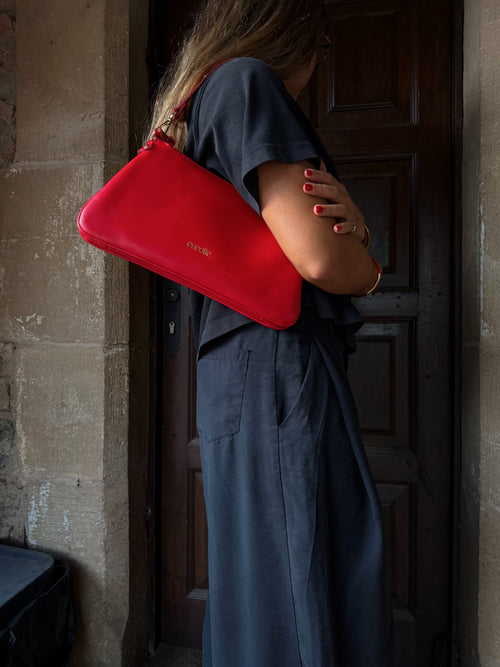 Bolso Colin de piel roja llevado al hombro — Cucolie, hecho a mano en Vic