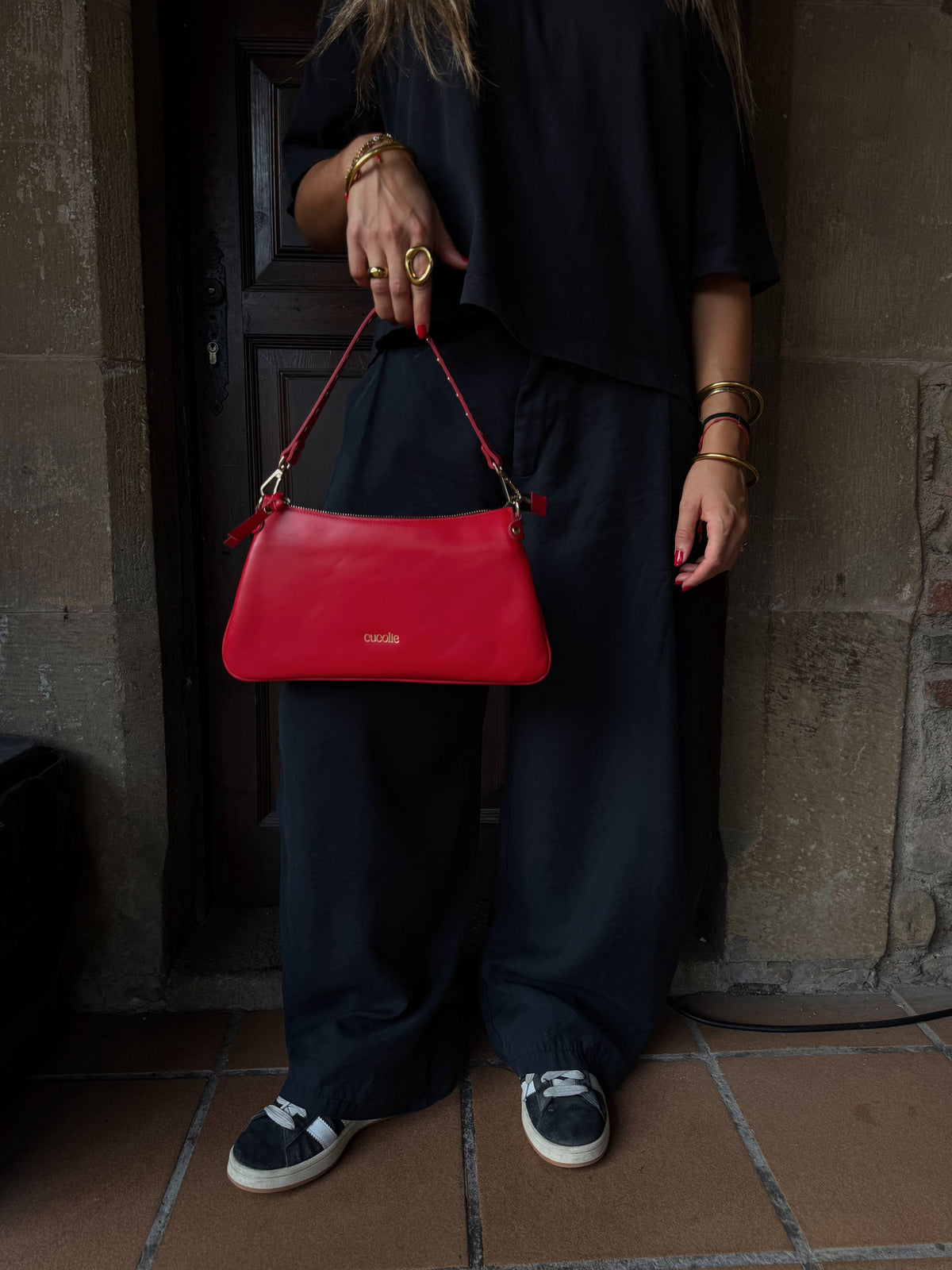 Bolso Colin rojo en la mano, cuerpo entero — Cucolie, hecho a mano en Vic