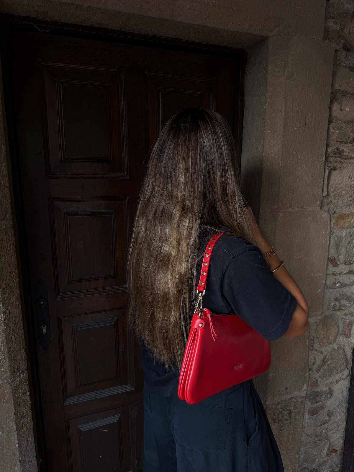 Bolso Colin rojo al hombro, visto de espaldas — Cucolie