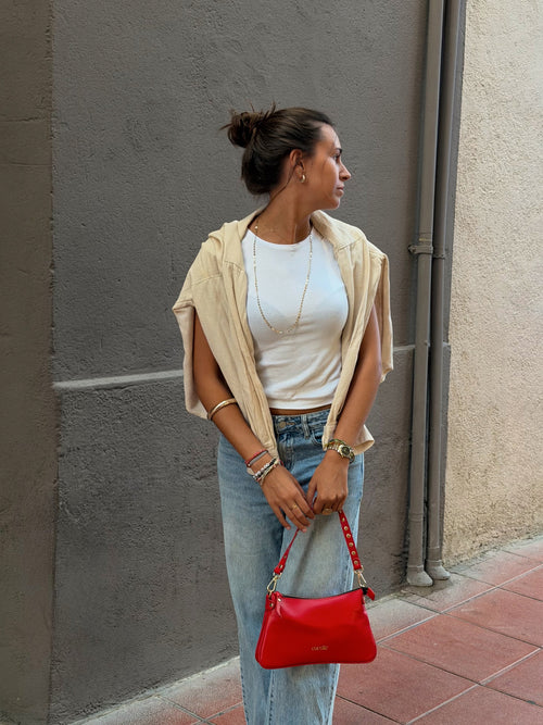 Bolso Colin mini de piel roja en la mano — Cucolie, hecho a mano en Vic