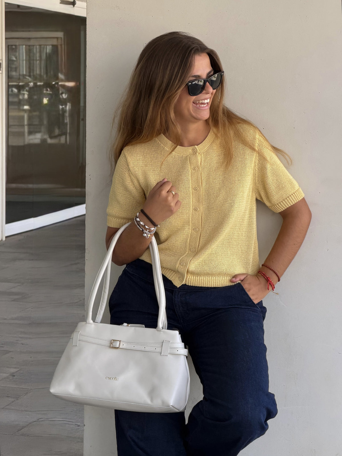 Bolso Cuco Large de piel blanca llevado al hombro — Cucolie, hecho a mano en Vic