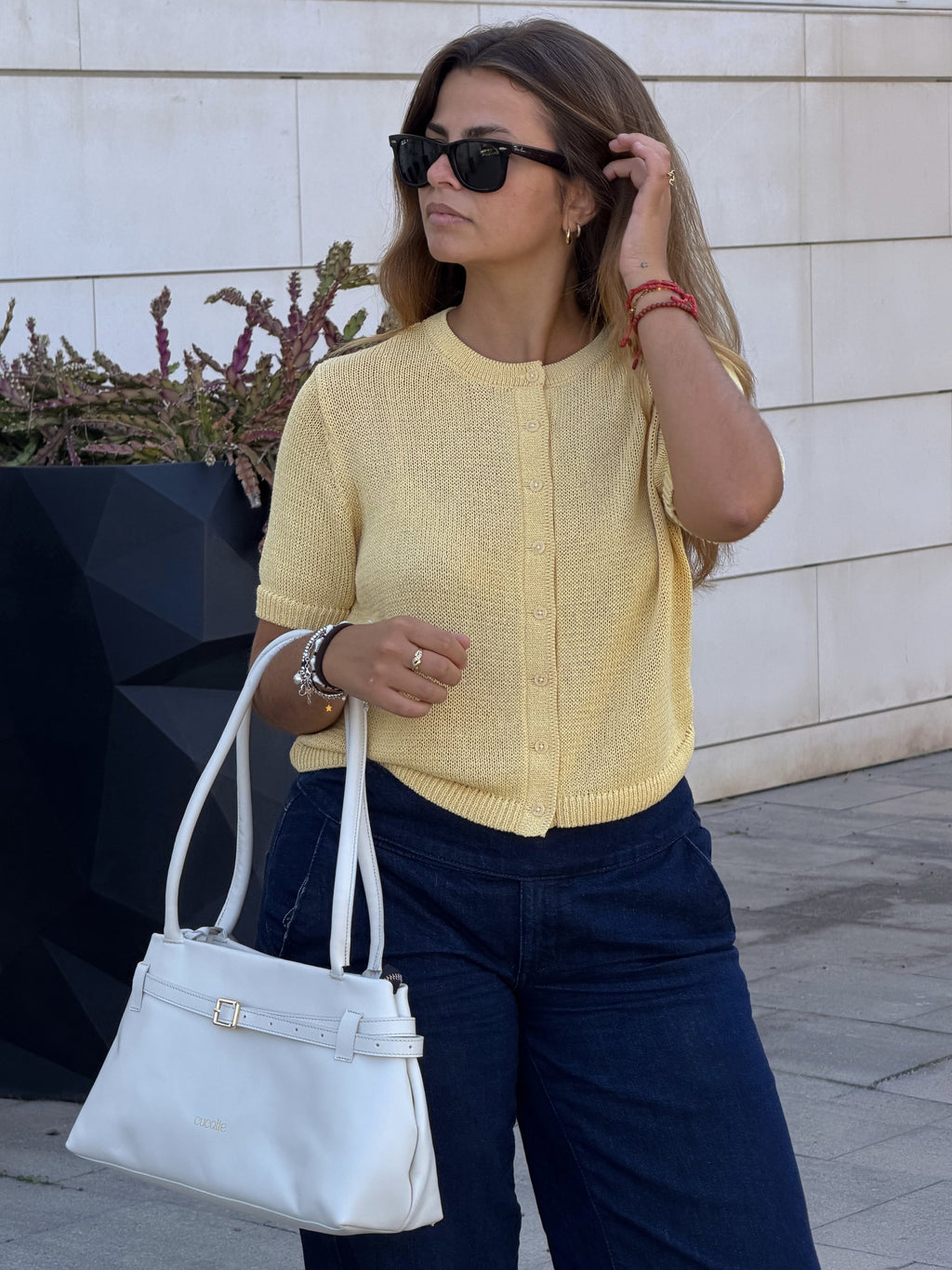 Bolso Cuco Large de piel blanca en la mano, cuerpo entero — Cucolie, hecho a mano en Vic