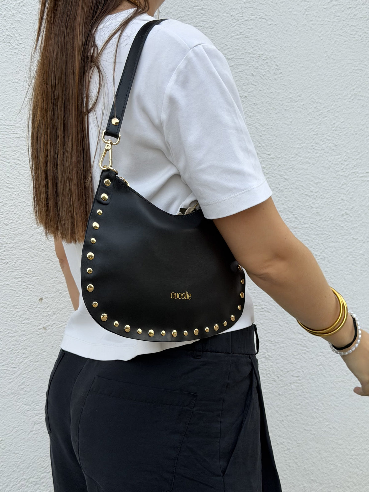 Bolso Roxy de piel negra con tachuelas llevado al hombro — Cucolie, hecho a mano en Vic