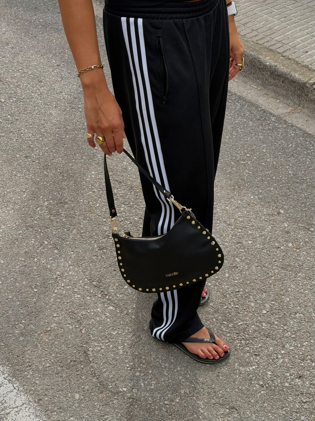 Bolso Roxy de piel negra en la mano, cuerpo entero — Cucolie, hecho a mano en Vic