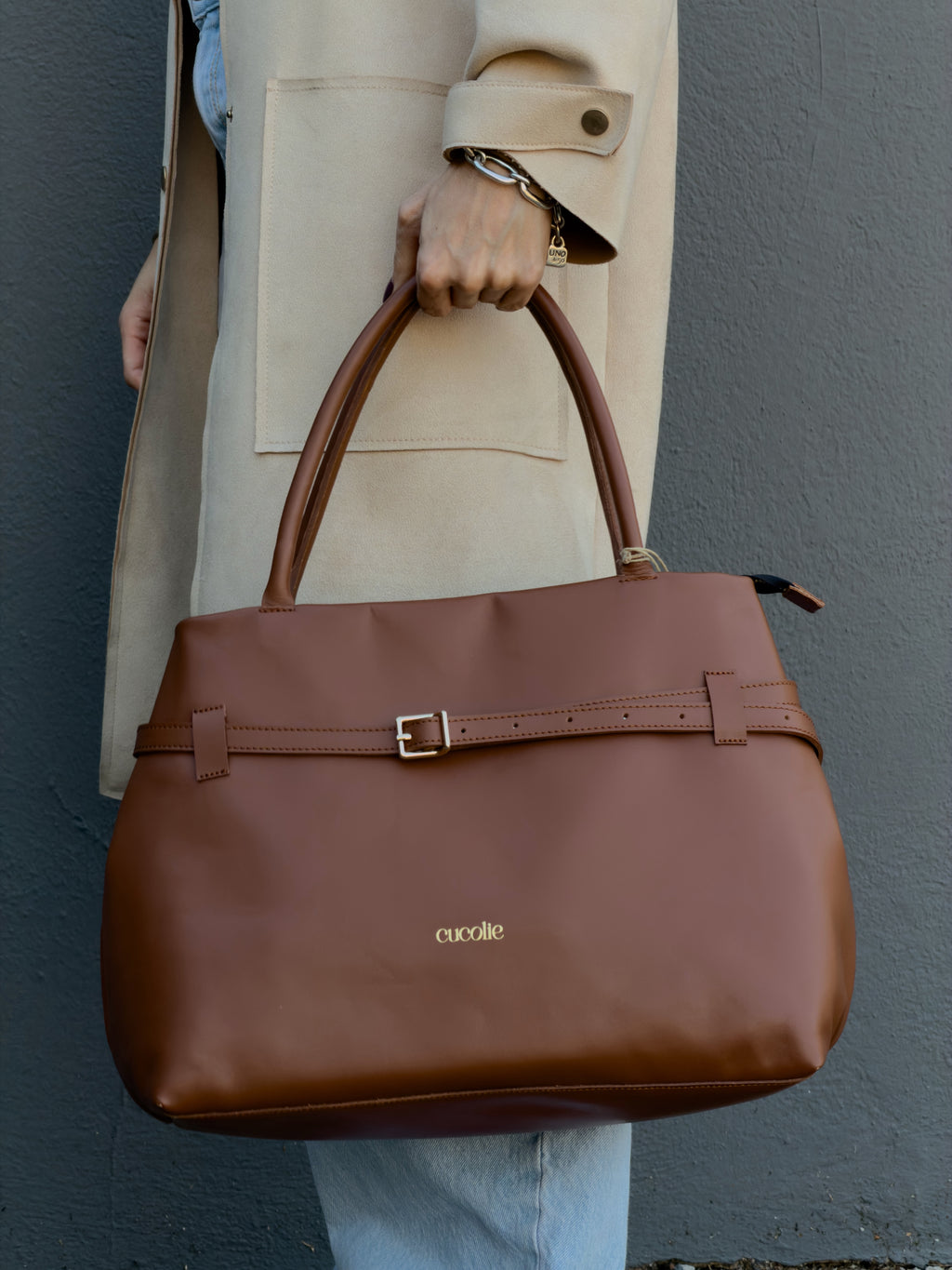 Bolso Cuco Maxi de piel color cuero en la mano, con su hebilla — Cucolie, hecho a mano en Vic